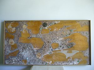 Raffaele Melis : L’archipel en morceaux (Technique mixte : Bois, cire, verre poli, cailloux)