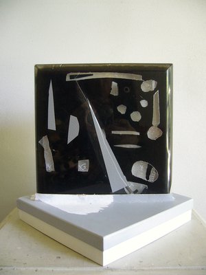 Raffaele Melis : Les deux boites ou « l’encoche » (Technique mixte : Carton, boite plastique et matériaux variés