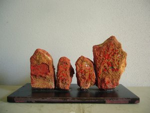 Raffaele Melis : Sculpture minuscule ou « Les chicots » (Technique mixte :  Plâtre, pigments naturels, sable, bois en socle)