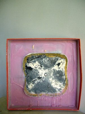 Raffaele Melis : Une boite (Technique mixte : Carton, cire, sable, matières plastique)