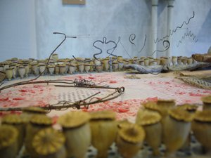 Raffaele Melis : Plateau d’un cirque ou « Les Funambules » (Technique mixte : Métaux, cire, bois, coquelicots, peinture acrylique) Détail