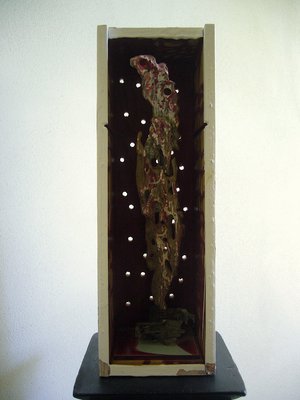 Raffaele Melis : L’ange exterminateur (collection privée) (Technique mixte : Boite en bois, écorces d’ormeau, peinture acrylique, métal)