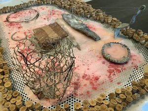 Raffaele Melis : Plateau d’un cirque ou « Les Funambules » (Technique mixte : Métaux, cire, bois, coquelicots, peinture acrylique) Détail