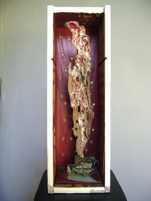 Raffaele Melis : L’ange exterminateur (collection privée) (Technique mixte : Boite en bois, écorces d’ormeau, peinture acrylique, métal)