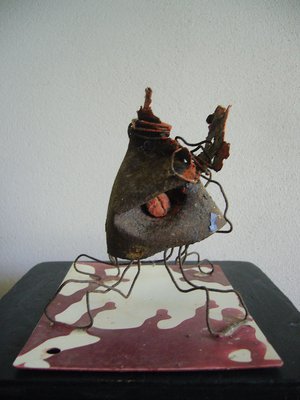 Raffaele Melis : Tête arrachée (Technique mixte :  Métal peint sur socle en bois)