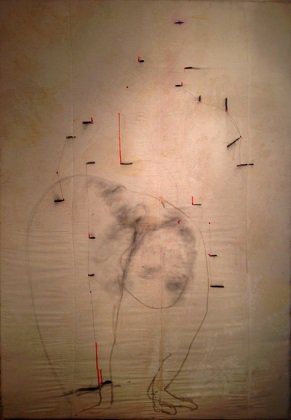 Magali Martija-Ochoa : Les coups de couteau - Fusain et encre sur hollofil entoilé 117 x 81,5 cm