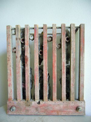 Raffaele Melis : La cage aux écrous (Technique mixte : Bois et matériaux variés)