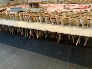 Raffaele Melis : Plateau d’un cirque ou « Les Funambules » (Technique mixte : Métaux, cire, bois, coquelicots, peinture acrylique) Détail