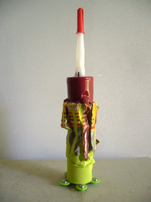 Raffaele Melis : Une cartouche (Technique mixte : Métal, matières plastique, peinture glycérol mat et brillant)