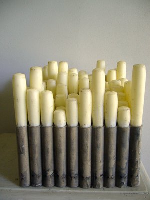 Raffaele Melis : Les 100 pétards (Technique mixte : Boite à pétards, bougies et colle)