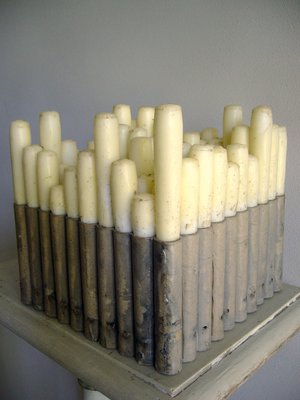 Raffaele Melis : Les 100 pétards (Technique mixte : Boite à pétards, bougies et colle)