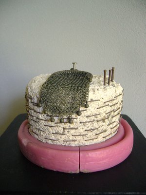 Raffaele Melis : Le petit sac (Technique mixte : Plâtre, métaux et cire)