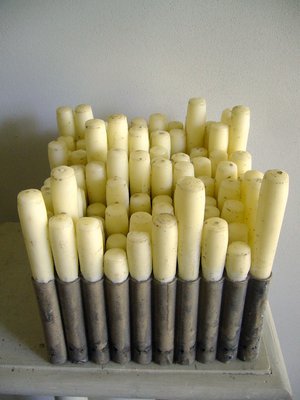 Raffaele Melis : Les 100 pétards (Technique mixte : Boite à pétards, bougies et colle)