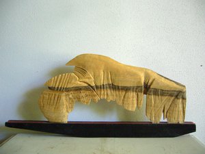 Raffaele Melis : Le bison en gondole (Technique mixte : Bois, cire, peinture acrylique)