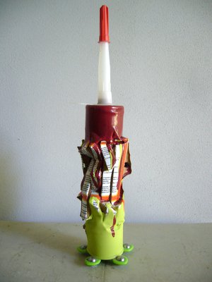 Raffaele Melis : Une cartouche (Technique mixte : Métal, matières plastique, peinture glycérol mat et brillant)