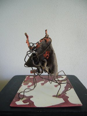 Raffaele Melis : Tête arrachée (Technique mixte :  Métal peint sur socle en bois)