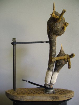 Raffaele Melis : Pointus sur socle (Technique mixte : Bois, métaux et matières plastique)