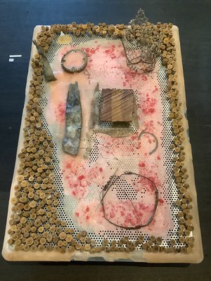 Raffaele Melis : Plateau d’un cirque ou « Les Funambules » (Technique mixte : Métaux, cire, bois, coquelicots, peinture acrylique)