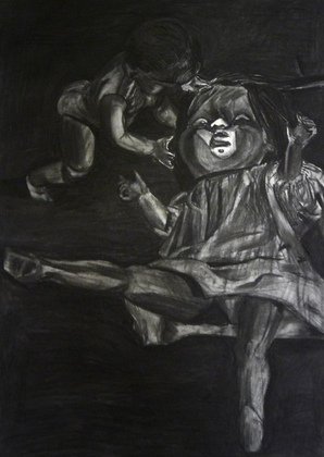 Aurélie de Heinzelin : Deux poupées vue du dessus (fusain sur papier 70x50cm, 2011)