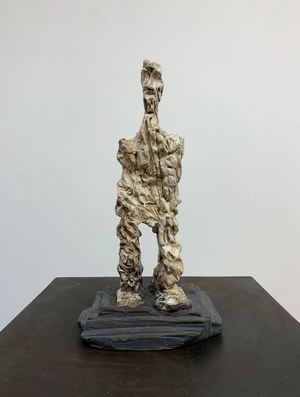 Wilhelm Moser - Créature de pierre, 2021 - Argile blanche (33x16x12 cm)