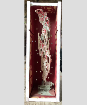 Raffaele Melis : L’ange exterminateur (collection privée) (Technique mixte : Boite en bois, écorces d’ormeau, peinture acrylique, métal)