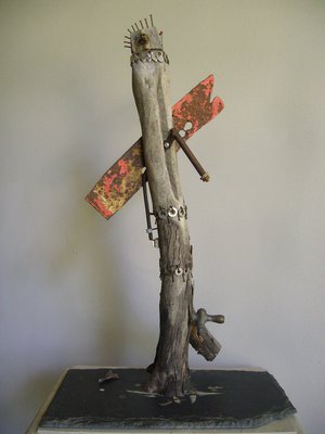 Raffaele Melis : Personnage à la crête aux clous ou « le Punk gentil » (Technique mixte : Bois, métaux et ardoise en socle)