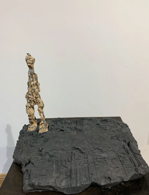 Wilhelm Moser - Créature de pierre, 2021 - Argile blanche (28x36x27 cm)