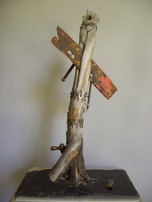 Raffaele Melis : Personnage à la crête aux clous ou « le Punk gentil » (Technique mixte : Bois, métaux et ardoise en socle)