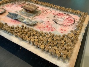 Raffaele Melis : Plateau d’un cirque ou « Les Funambules » (Technique mixte : Métaux, cire, bois, coquelicots, peinture acrylique) Détail